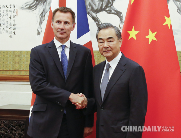 王毅：讓中英關(guān)系“黃金時(shí)代”成色更足