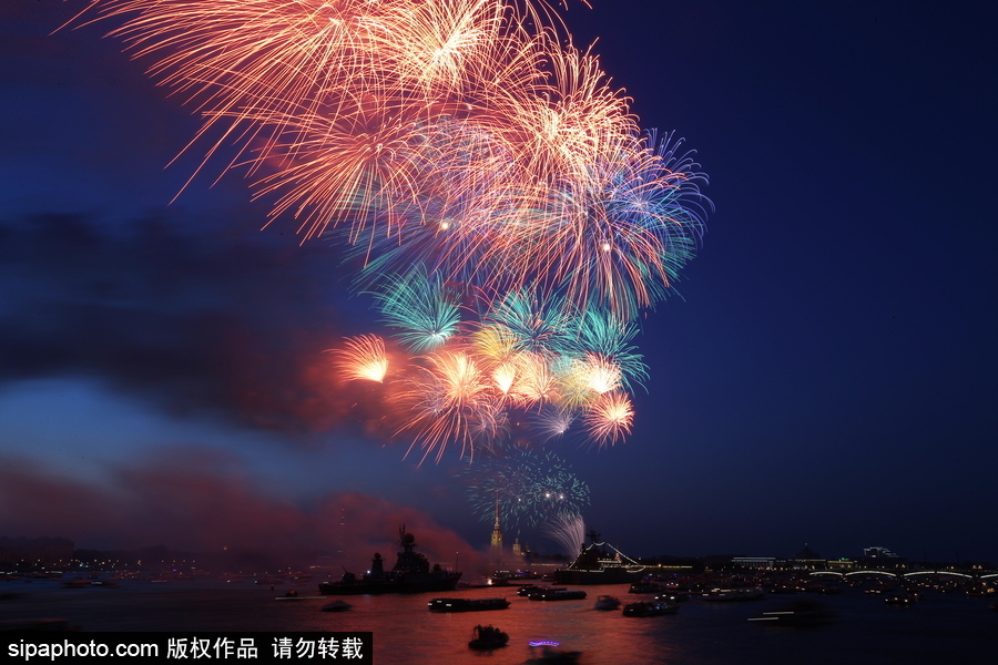 俄羅斯海軍節到來 塞瓦斯托波爾上演煙火盛宴慶祝