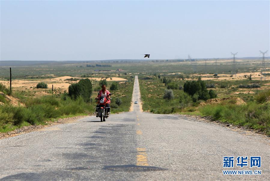 庫(kù)布其首條穿沙公路 矗立在大漠的無形豐碑