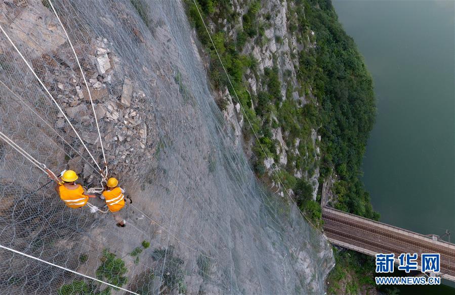 懸崖上的巖石“外科醫生”