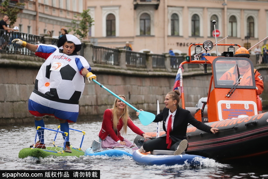 圣彼得堡上演槳板沖浪節 選手奇裝異服亮相歡樂搞笑