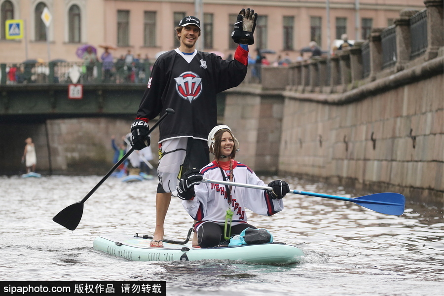圣彼得堡上演槳板沖浪節(jié) 選手奇裝異服亮相歡樂(lè)搞笑