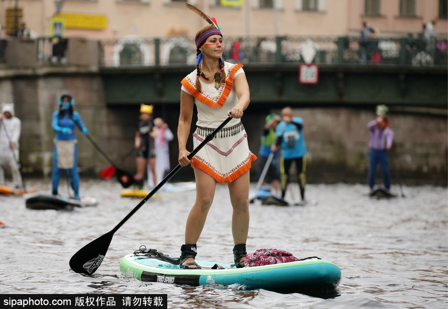 圣彼得堡上演槳板沖浪節 選手奇裝異服亮相歡樂搞笑