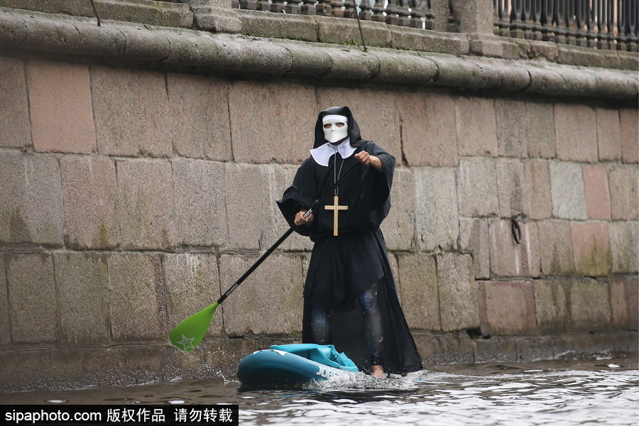 圣彼得堡上演槳板沖浪節 選手奇裝異服亮相歡樂搞笑