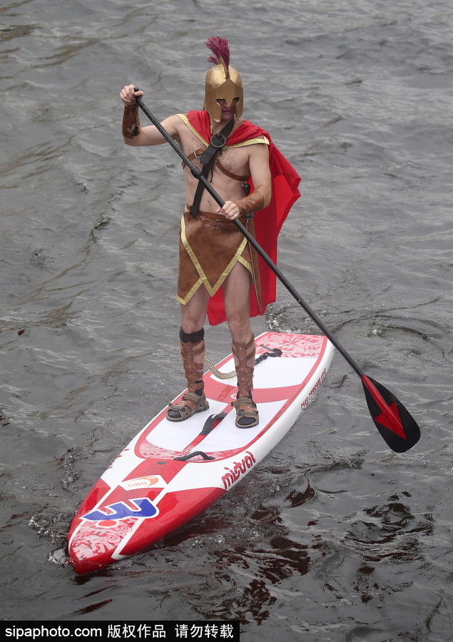 圣彼得堡上演槳板沖浪節 選手奇裝異服亮相歡樂搞笑