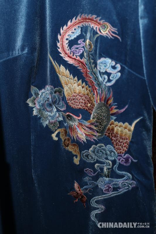 湘西用“傳統工藝+現代設計”煥發苗繡服飾活力