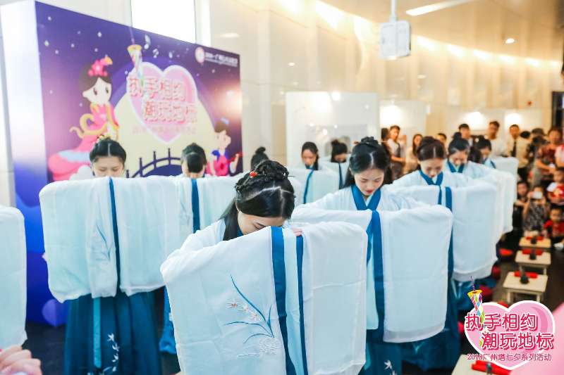 廣州地標“小蠻腰”“七夕”見證浪漫