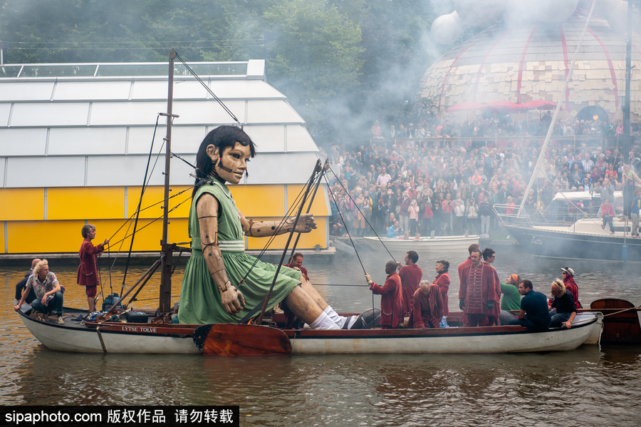 荷蘭呂伐登：巨人木偶飛現劇院門口 驚險創意表演看呆路人