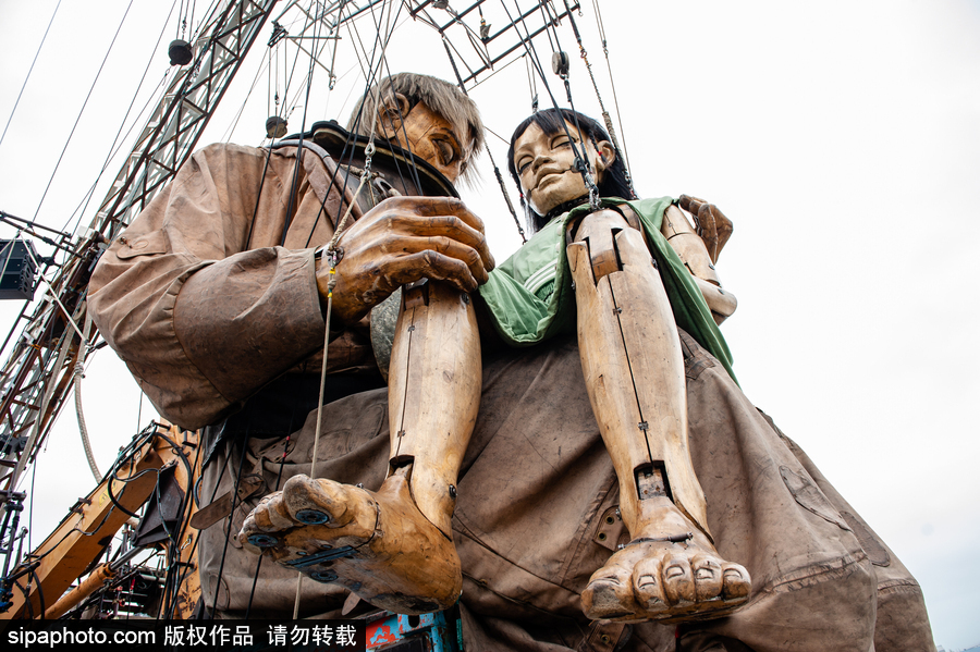 荷蘭呂伐登：巨人木偶飛現劇院門口 驚險創意表演看呆路人