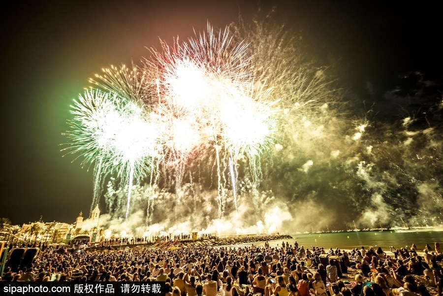 西班牙錫切斯狂歡節：創意煙火秀點亮夜空嗨翻全場