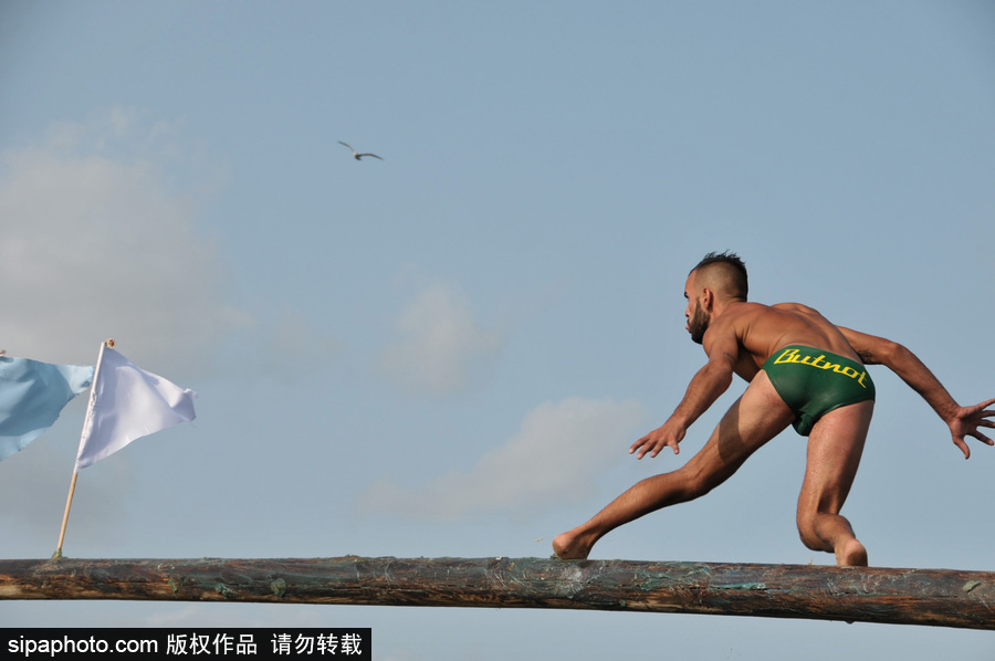 這項傳統比賽刺激又好玩！意大利漁民過獨木橋摘旗子五花八門落水姿勢令人捧腹