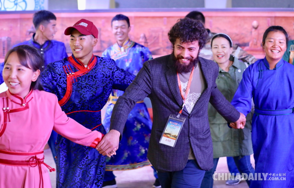 “重走古絲路 奏響大合唱”代表團一行抵達鄂爾多斯