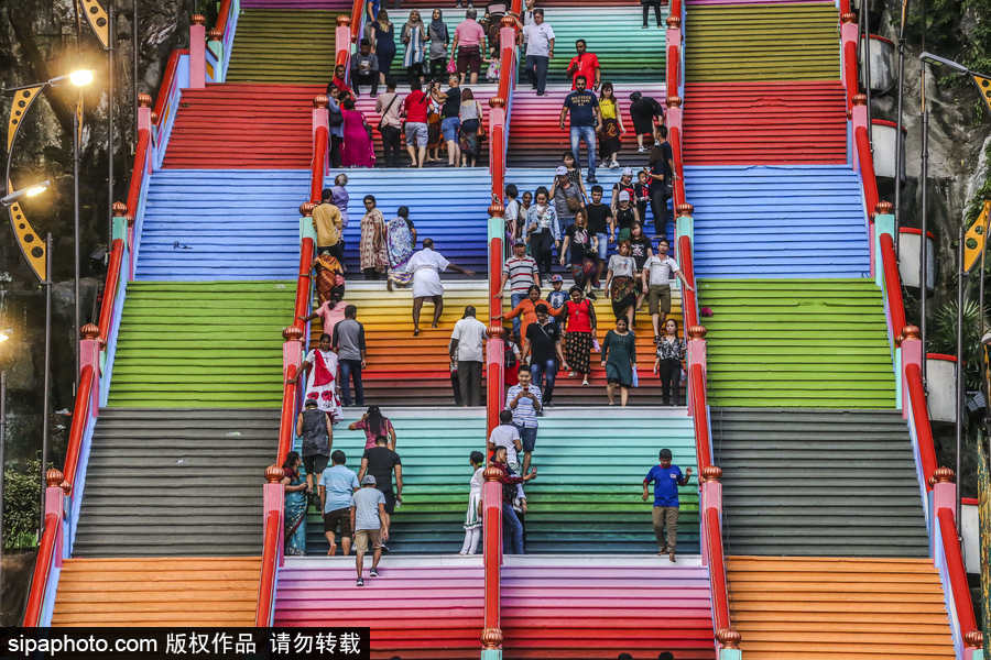 又一“網(wǎng)紅”拍照打卡處！馬來西亞吉隆坡彩虹樓梯成地標性景點