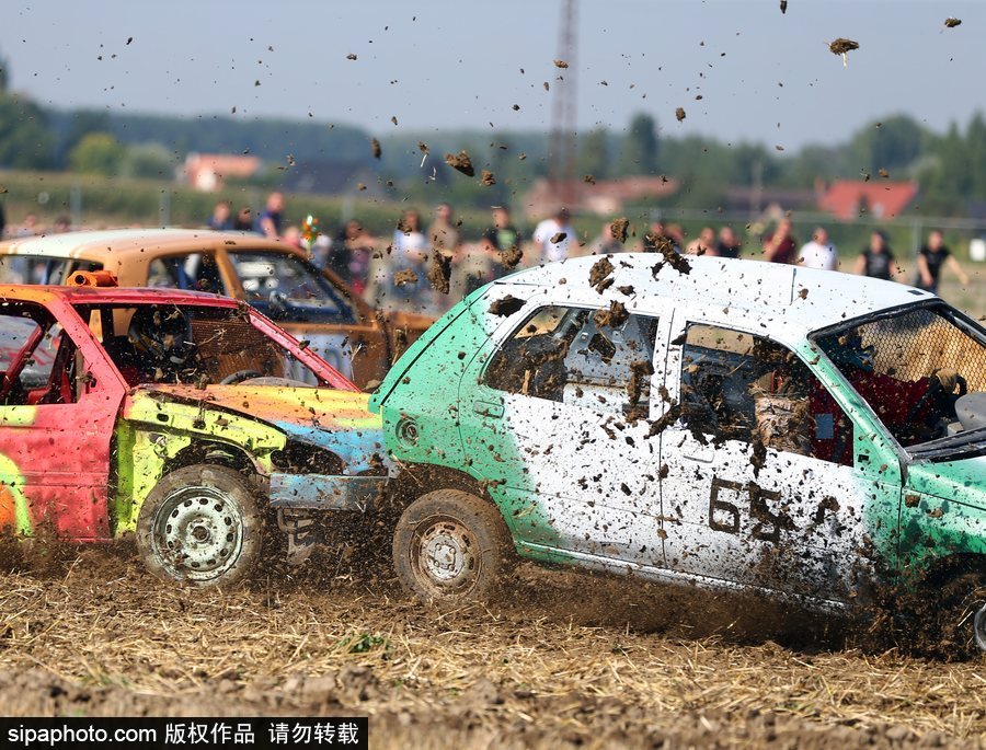 開著“破”車去比賽！法國另類汽車競技賽讓人大開眼界