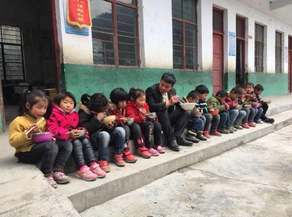 央視《焦點(diǎn)訪談》報(bào)道“全國(guó)崗位學(xué)雷鋒標(biāo)兵”張玉滾