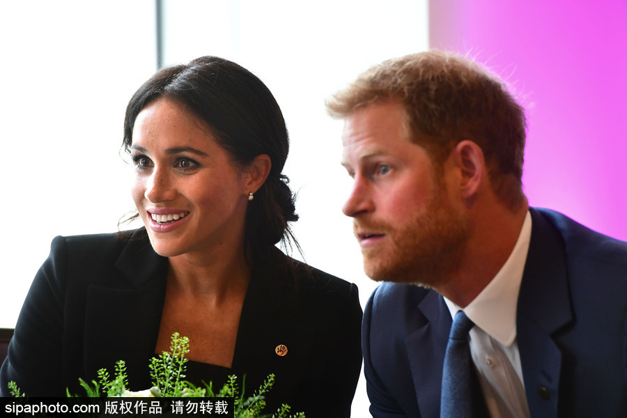 英國(guó)哈里王子攜梅根王妃出席“健康兒童”頒獎(jiǎng)儀式 情侶款套裝大秀恩愛(ài)和睦
