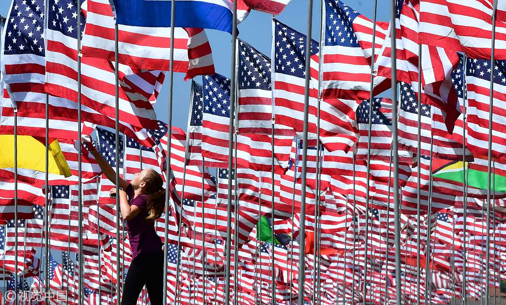 美國大學樹起2997面國旗 悼念“9·11”恐怖襲擊遇難者