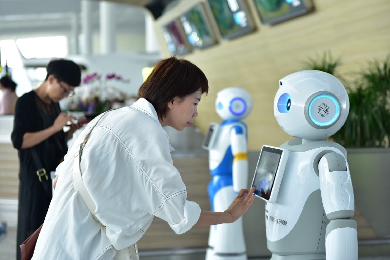 智慧出行新體驗：白云機場上線“云朵”智能機器人