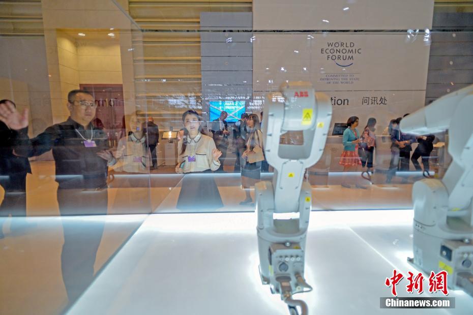 2018夏季達沃斯在天津舉行 體驗“前沿科技”