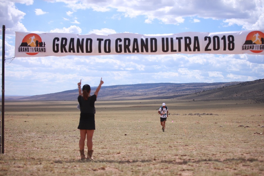 中國“跑神”再創(chuàng)歷史！陳盆濱33小時(shí)穿越273公里沙漠奪美國頭牌極限越野賽冠軍