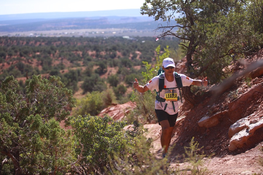 中國“跑神”再創(chuàng)歷史！陳盆濱33小時(shí)穿越273公里沙漠奪美國頭牌極限越野賽冠軍