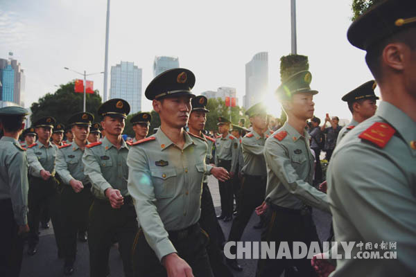 上海中學生用相機記錄國慶<BR>