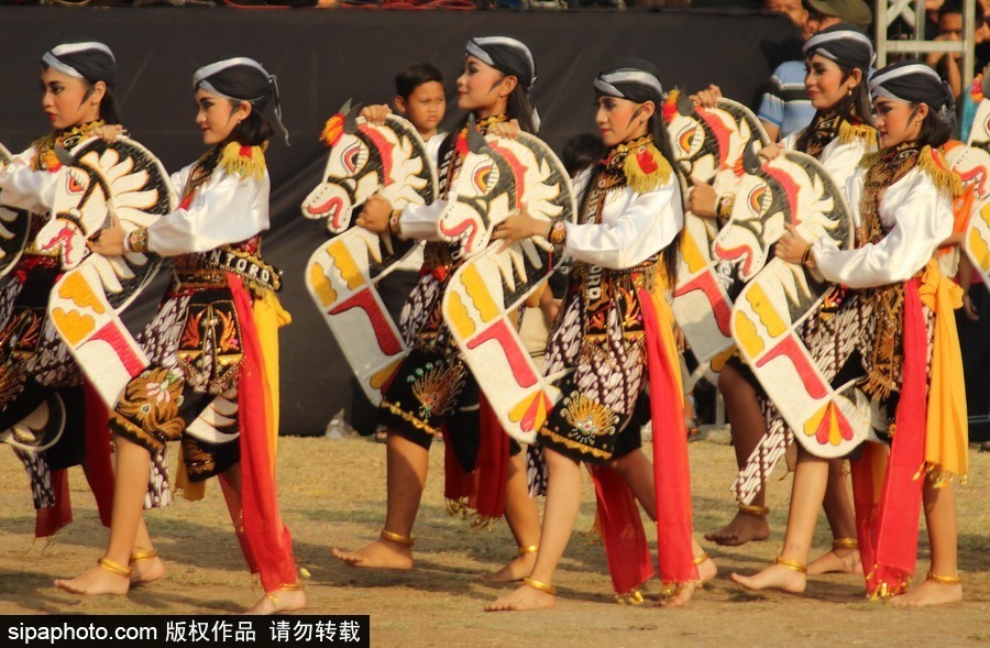 印度尼西亞：野性與傳統的結合！茉莉芬市特色舞蹈表演熱鬧非凡