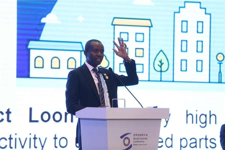 肯尼亞共和國信息通信技術部部長喬·穆切魯發言
