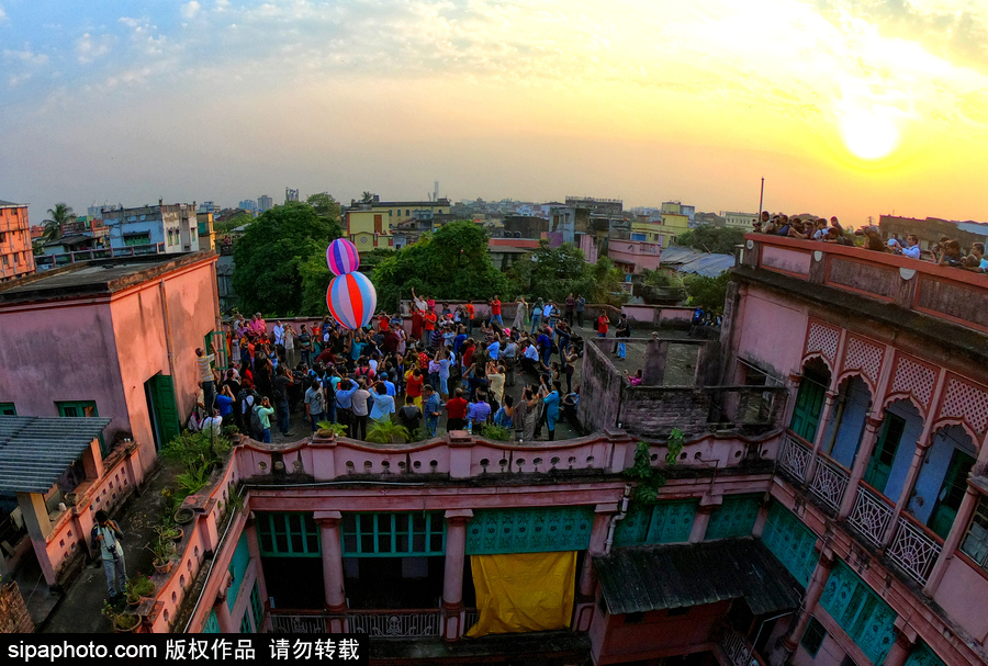 熱氣球or天燈傻傻分不清楚！印度排燈節(jié)多盞“彩燈”升空