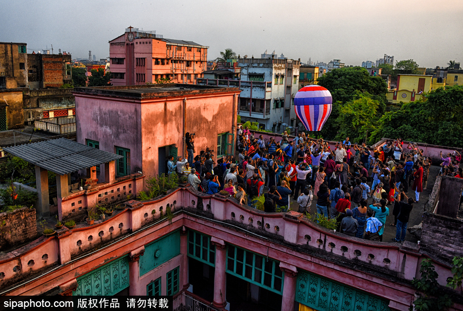 熱氣球or天燈傻傻分不清楚！印度排燈節多盞“彩燈”升空