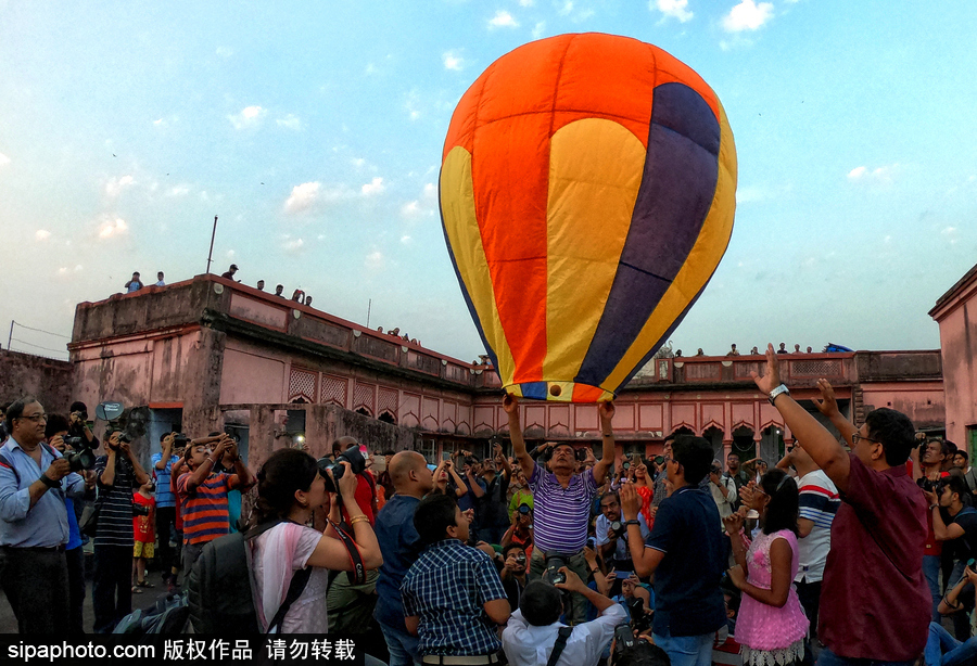 熱氣球or天燈傻傻分不清楚！印度排燈節多盞“彩燈”升空
