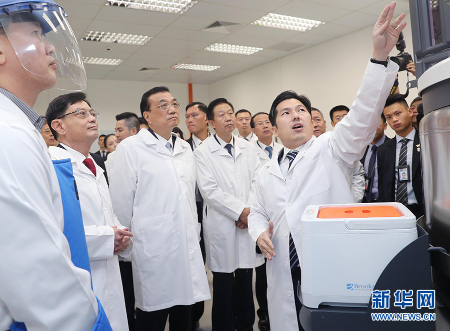 李克強參觀新加坡特沙生物醫療科技公司