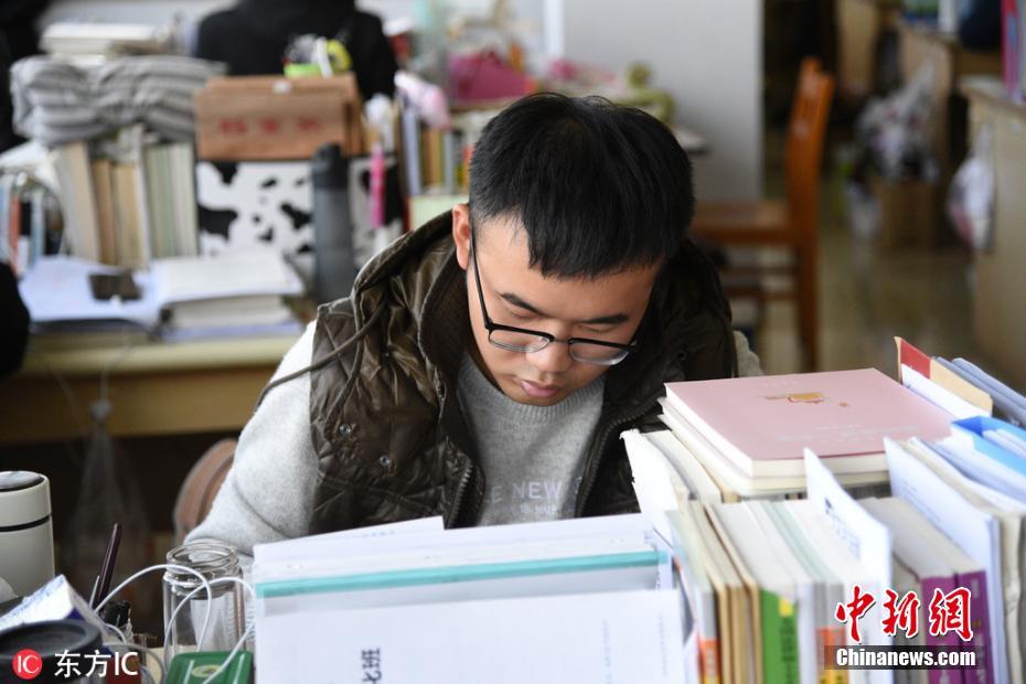 考研倒計時 大學生全力沖刺自習室一座難求
