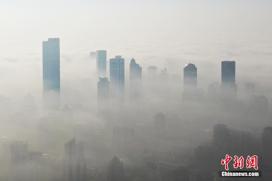 航拍大霧南京 城市樓宇似“天宮勝景”