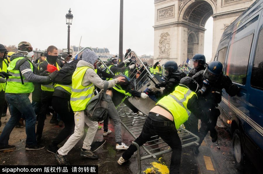 法國：“黃色背心”在南特示威 現場混亂多人受傷