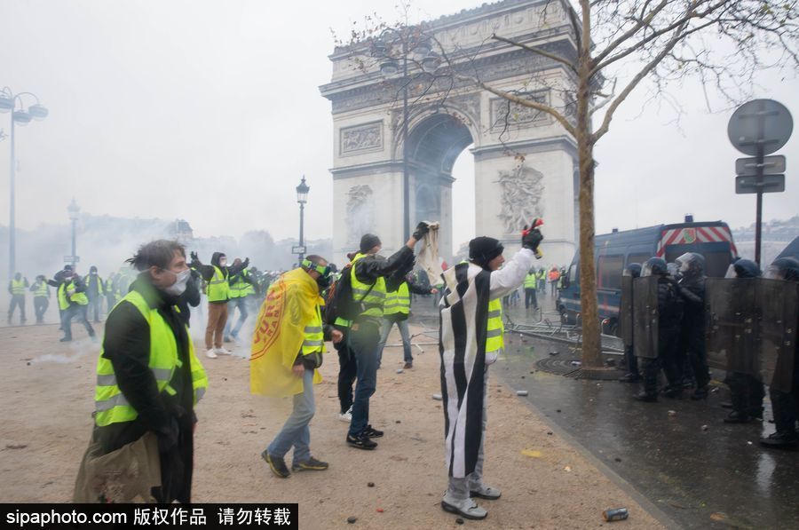 法國：“黃色背心”在南特示威 現場混亂多人受傷