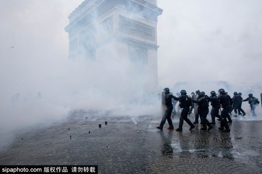 法國：“黃色背心”在南特示威 現場混亂多人受傷