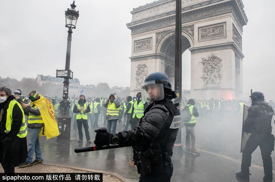 法國：“黃色背心”在南特示威 現場混亂多人受傷