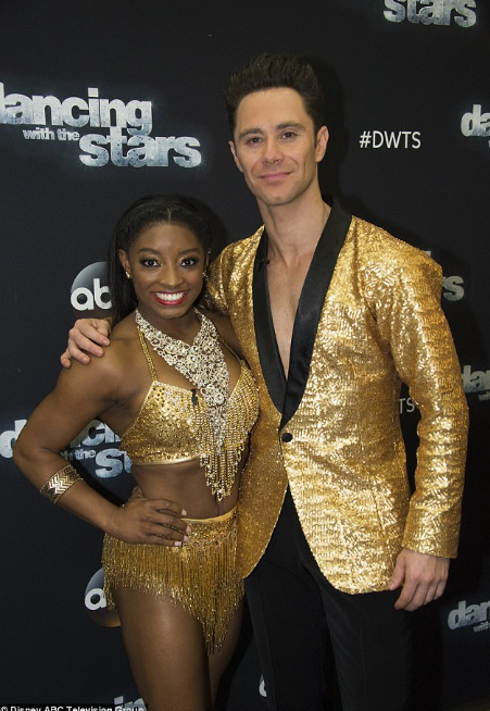 看著都疼！奧運冠軍“腳滑”劈叉痛到叫出來