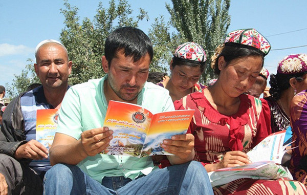 葉城縣工作組牽手志愿者協會“送溫暖”助力精準扶貧