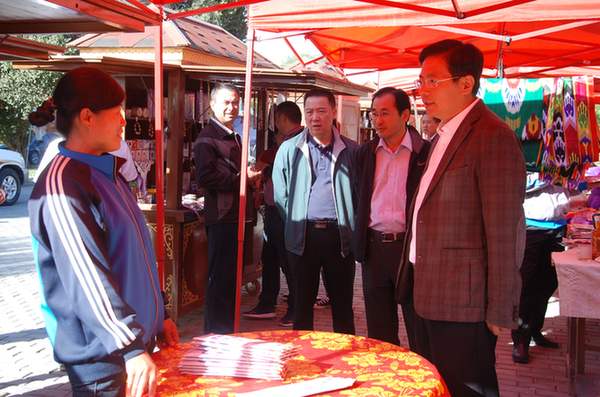 援疆干部結(jié)對(duì)幫扶貧困戶 捐贈(zèng)“愛心牛羊”助脫貧