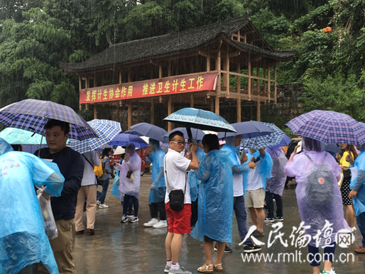 【網絡媒體走轉改】 花垣縣:抓黨建、促扶貧,貧困發生率下降到17.8%