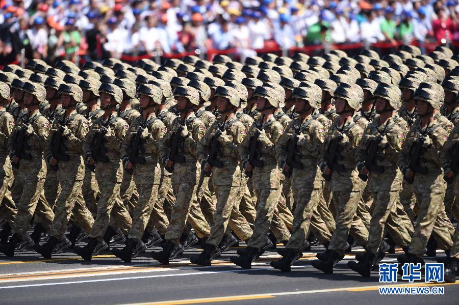 英模部隊方隊通過天安門廣場接受檢閱