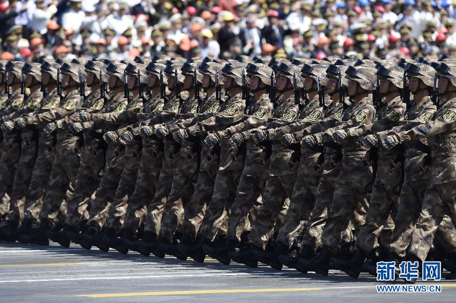 英模部隊(duì)方隊(duì)通過(guò)天安門(mén)廣場(chǎng)接受檢閱