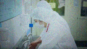 全程冷鏈制作，車間空氣都得符合衛(wèi)生標(biāo)準(zhǔn)【十九大精神進(jìn)央企】漲姿勢！帶你看一頓航空飛機(jī)餐是怎樣誕生的？