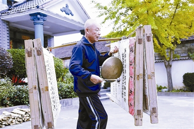 【領(lǐng)航新征程】為宣傳黨的政策挑展板走村串巷13年：鄉(xiāng)村教師倪吾全和他的“扁擔學校”