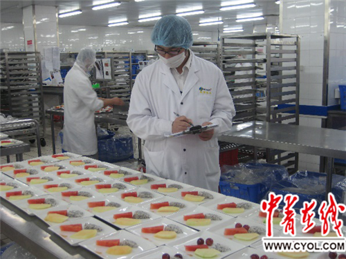 全程冷鏈制作，車間空氣都得符合衛(wèi)生標(biāo)準(zhǔn)【十九大精神進(jìn)央企】漲姿勢！帶你看一頓航空飛機(jī)餐是怎樣誕生的？
